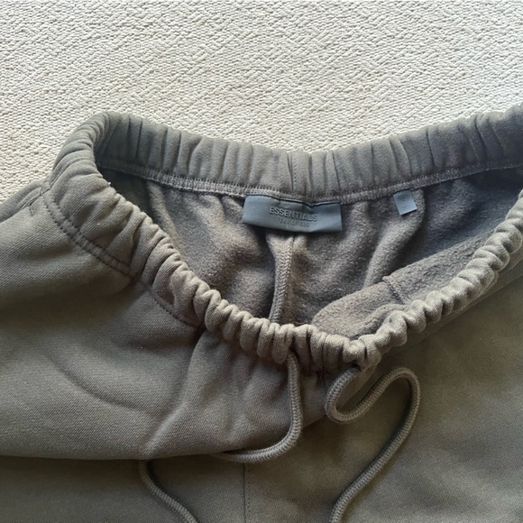 Fear of God Essentials Sweat short. - Picture 2 of 4